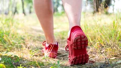 Zapomeňte na dlouhé procházky: tento cvik je 4× účinnější než chůze